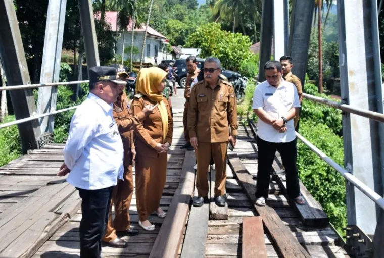 Bupati Benni Warlis saat meninjau Jembatan Kampuang Caniago. (Foto Kominfo)