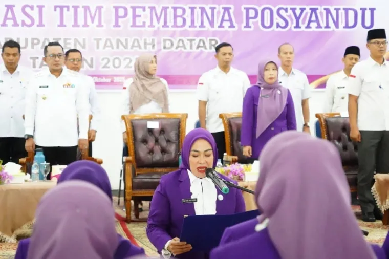 Bupati Eka Putra menyaksikan pelantikan Ketua Tim Pembina Posyandu Kecamatan dan Ketua Tim Pembina Posyandu Nagari di Gedung Nasional Maharajo Dirajo Batusangkar.