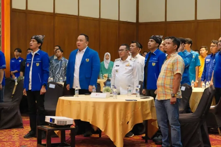 Bupati Tanah Datar Eka Putra membuka Rapat Pimpinan Paripurna Dewan Pimpinan Daerah DPD KNPI Provinsi Sumbar di Hotel Emersia.