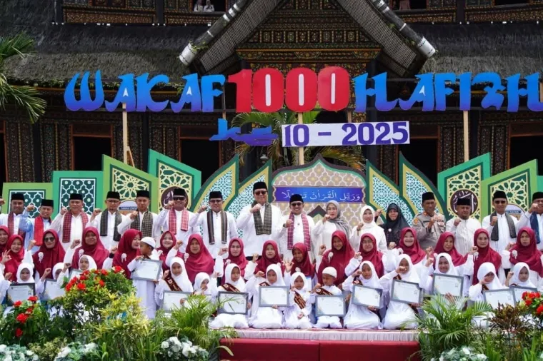 Bupati Eka Putra foto bersama dengan para hafiz dan hafizah pada acara Wakaf 1.000 Hafiz di Istano Basa Pagaruyung