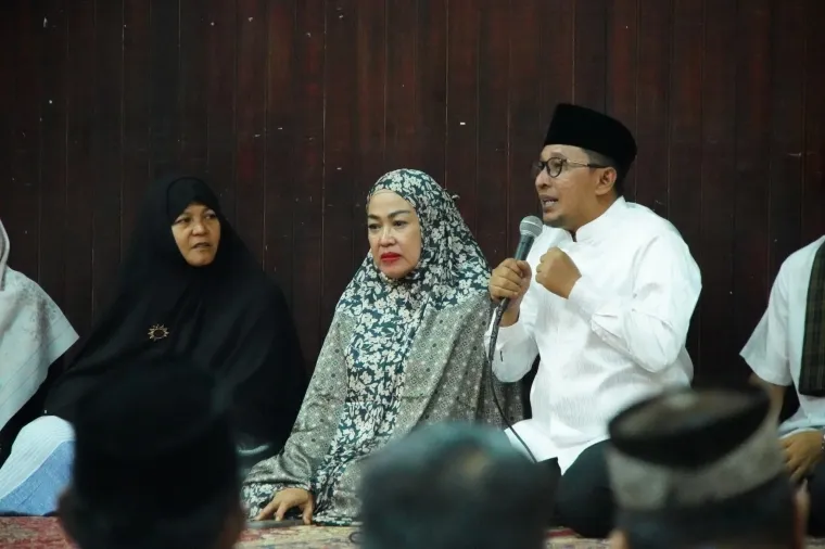 Bupati Eka Putra didampingi Ketua TP PKK Ny. Lise Eka Putra menggelar Magrib Mengantar Berkah di Gedung TP PKK