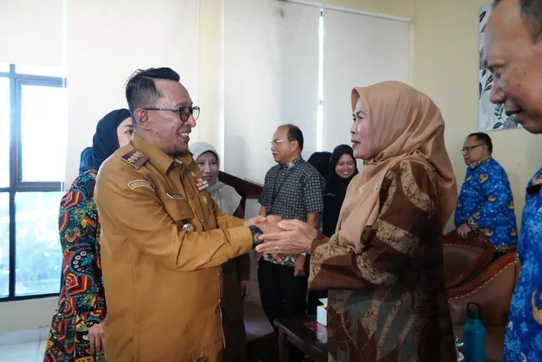 Bupati Tanah Datar Eka Putra menyaksikan proses serah terima jabatan Kepala Dinas Kesehatan dari Yesrita Zedrianis kepada Aries Sumantri di Aula Dinas Kesehatan Pagaruyung