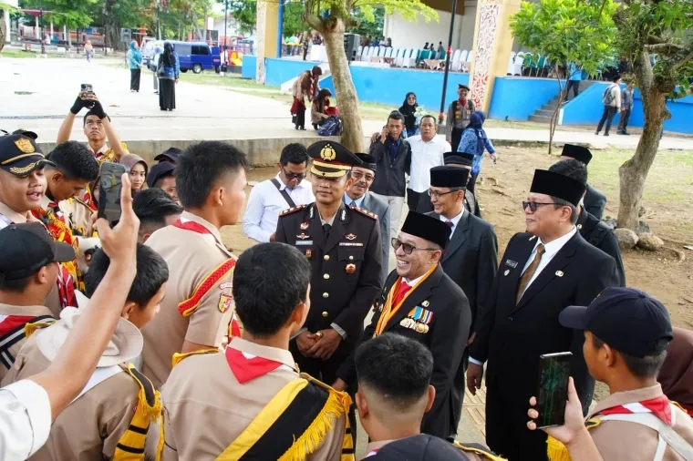 Bupati Eka Putra bersama Wabup Ahmad Fadly menyalami peserta menjelang Upacara Hari Kesaktian Pancasila di Lapangan Cindua Mato Batusangkar.