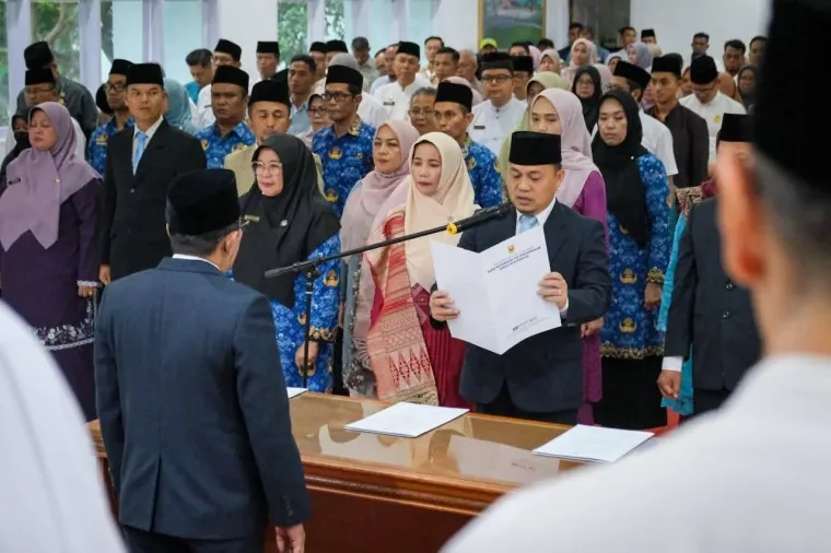 Bupati Eka Putra Melantik 34 Pejabat Manajerial di Lingkup Pemkab Tanah Datar