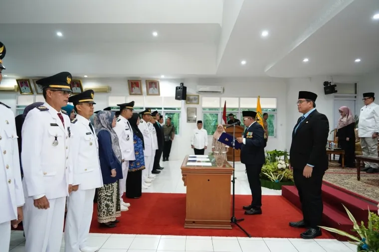 Bupati Tanah Datar Eka Putra didampingi Wabup Ahmad Fadly melantik sebanyak 38 Pejabat Manajerial di Pagaruyung.