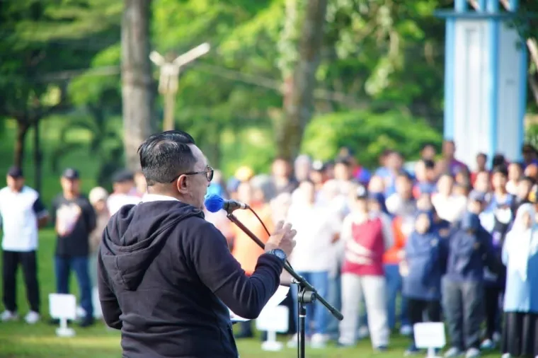 Bupati Eka Putra memimpin Apel Gabungan dalam rangka Peringatan World Clean Up Day (WCD) 2025 di Kantor Bupati Pagaruyung.