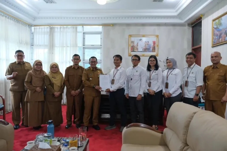 Bupati Eka Putra menyampaikan komitmen Pemkab pada Tim Pemeriksa Keuangan.