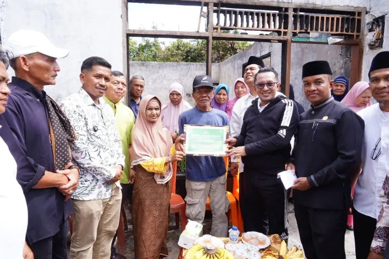 Bupati Eka Putra didampingi Ketua Baznas Yasmansyah menyerahkan bantuan kepada korban musibah kebakaran di Jorong Lingkung Kawek, Nagari Tanjung Barulak.