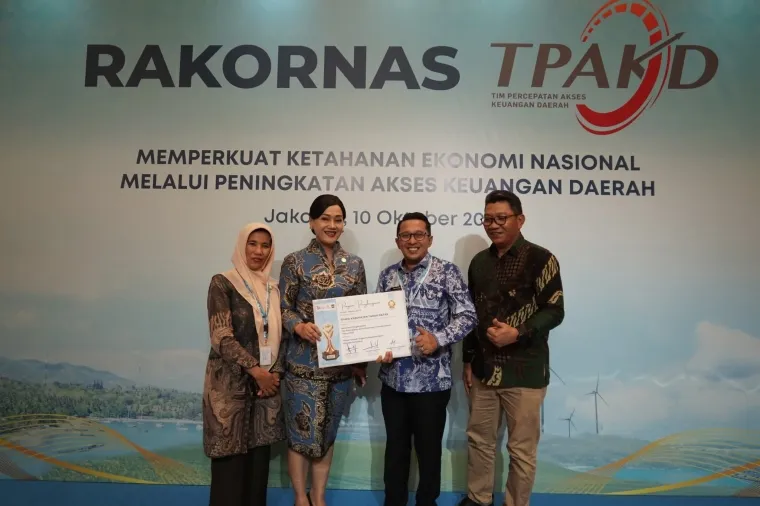 Bupati Tanah Datar Eka Putra didampingi Kepala OJK Perwakilan Sumbar Roni Nazra foto bersama usai menerima Piagam Penghargaan Nominasi TPAKD Award 2025 di Jakarta.