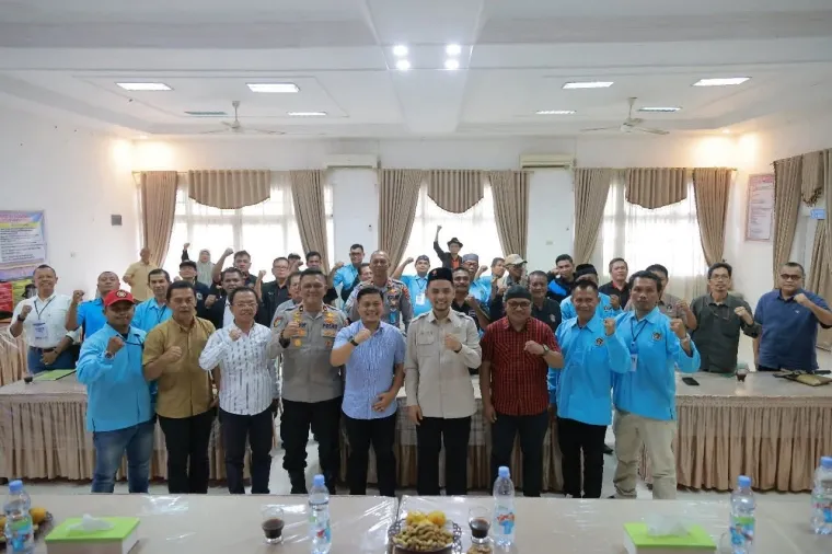 Foto bersama peserta konferensi PWI Kabupaten Tanah Datar dengan para undangan
