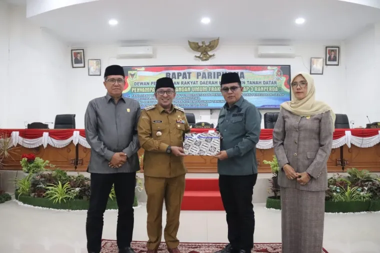 DPRD Tanah Datar menyerahkan tanggapan fraksi kepada Pemkab