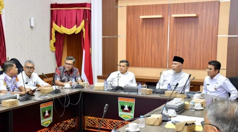 Bupati Agam, Ir. H. Benni Warlis, MM, Dt. Tan Batuah, saat menghadiri rapat pembahasan Antisipasi Kemacetan Pasar Padang Luar bersama Pemerintah Provinsi Sumatera Barat, berlangsung di Istana Gubernur Sumatera Barat, Jumat (24/10/2025). (Foto Kominfo).