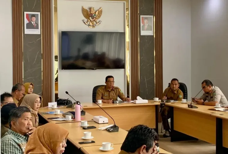 Sekdako Sonny Budaya Putra saat rapat bersama panitia pelaksana Gowes Fun Adventure pada 30 November 2025 di di Ruang VIP Balai Kota, Selasa (21/10/2025).