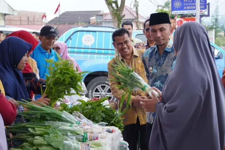 Wakil Wali Kota, Allex Saputra tinjau pelaksanaan Gerakan Pangan Murah di halaman parkir Masjid Taqwa Muhammadiyah, Kamis (16/10/2025). (Foto humas)