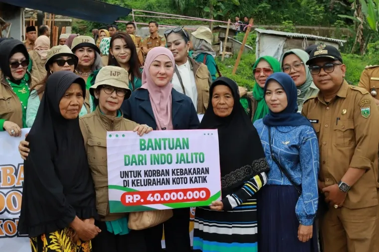 Indo Jalito Peduli Serahkan Bantuan Rp40 Juta untuk Korban Kebakaran di Koto Katik Kecamatan Padang Panjang Timur, Senin (20/10/2025). (Foto Kominfo)