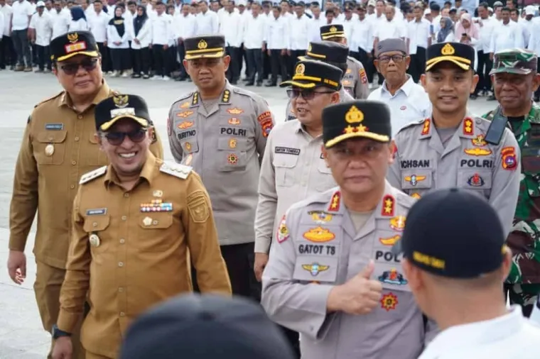 Kapolda Irjen Pol Gatot Tri Suryanta memeriksa pasukan Satkamling Digital di Lapangan Cindua Mato Batusangkar, didampingi Bupati Eka Putra dan Wabup Ahmad Fadly serta Ketua DPRD Anton Yondra.
