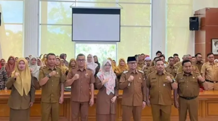 Wakil Wali Kota Bukittinggi, Ibnu Asis foto bersama di Aula Balai Kota Bukittinggi, Selasa (21/10/2025), pada Rapat Koordinasi Tim Percepatan Penurunan Stunting (TPPS). (Foto Kominfo).