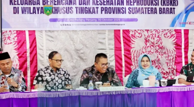 Wali Kota, Hendri Arnis saat membuka kegiatan Fasilitasi Intensifikasi dan Integrasi Pelayanan KBKR di Wilayah Khusus Provinsi Sumatera Barat, yang digelar Perwakilan BKKBN Sumbar di Hotel Pangeran, Kamis (30/10/2025). (Foto Kominfo).