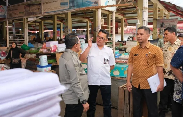 Kepala Satker Pelaksanaan Prasarana Strategis Kementerian PU Sumatera Barat Jihat bersama Bupati Eka Putra meninjau lokasi rencana pembangunan Pasar Batusangkar