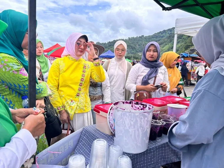 Ketua Dekranasda Kota Padang Panjang, Ny. Maria Feronika Hendri meninjau pelaku Usaha Mikro, Kecil dan Menengah (UMKM) yang berjualan di Arena Pacuan Kuda Gubernur Cup III Alek Anak Nagari Pabasko di GOR Khatib Sulaiman, Ahad (26/10/2025). (Foto Kominfo)