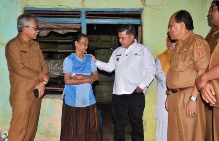 Kunjungan pihak terkait ke rumah warga Jorong Kayu Pasak Timur, Nagari Salareh Aia, Kecamatan Palembayan, Kabupaten Agam. Dok