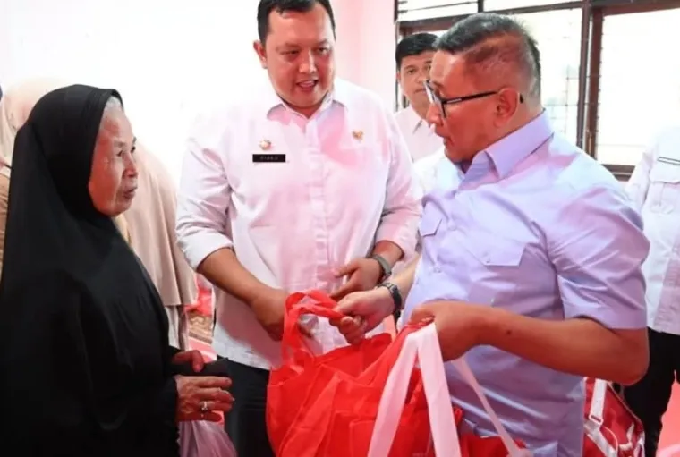 Wali Kota Bukittinggi, Ramlan Nurmatias serahkan bantuan secara simbolis kepada korban kebakaran. Bantuan itu diberikan di Kantor Lurah Birugo, Rabu (29/10/2025). (Foto Kominfo).