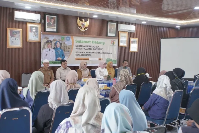 Ketua TP PKK Kota Padang Panjang, Ny. Maria Feronika Hendri saat memberikan motivasi kepada peserta Sekolah Keluarga di Aula Kecamatan Padang Panjang Barat (PPB), Selasa (21/10/2025). (Foto Kominfo).