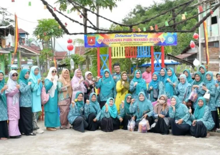 Staf Ahli TP PKK Kabupaten Agam, Ny. Maya Iqbal kunjungan kelompok Dasawisma Parma Nagari Kubang Putiah, Kecamatan Banuhampu, Kamis (16/10/2025). (Foto Kominfo Agam).