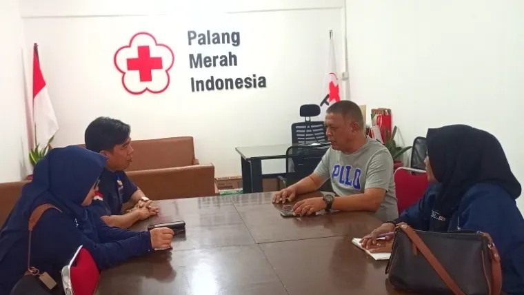 DISKUSI - Ketua DPD Partai NasDem Kota Bukittinggi, H Zulhamdi Nova Candra bertemu dan berdiskusi dengan ketua PMI Kota Bukittinggi terkait rencana pelaksanaan donor darah dalam rangka Milad ke-14 Partai NasDem.