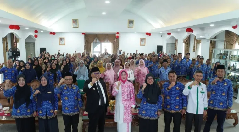 Wali Kota Hendri Arnis, Selasa (28/10/2025), di Pendopo Rumah Dinas Wali Kota bersama Tim Pendamping Keluarga sebagai mitra kerja Tim Percepatan Penurunan Stunting. (Foto Kominfo)