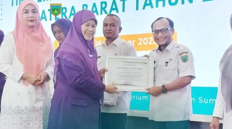 Kepala Dinas Sosial PPKBPPPA, Winarno menerima penghargaan dari Ketua Tim Pembina Posyandu Provinsi Sumatera Barat, Harneli Mahyeldi, yang diserahkan di Auditorium Gubernuran, Rabu (15/10/2025).