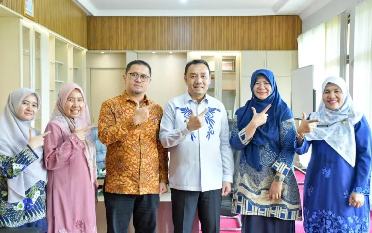 Wakil Bupati Agam, Muhammad Iqbal menerima audiensi, koordinasi, dan silaturahmi BPOM Payakumbuh, di ruang kerjanya, Kamis (16/10/2025). (Foto Kominfo Agam)