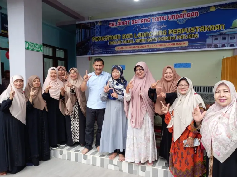 Wali Kota diwakili Staf Ahli Bidang Pemerintahan, Hukum, dan Politik, Faizah resmikan Perpustakaan Masjid Nurul Amri di Kelurahan Balai-Balai, Kecamatan Padang Panjang Barat, Kota Padang Panjang, Selasa (21/10/2025). (Foto Bacalahnews)