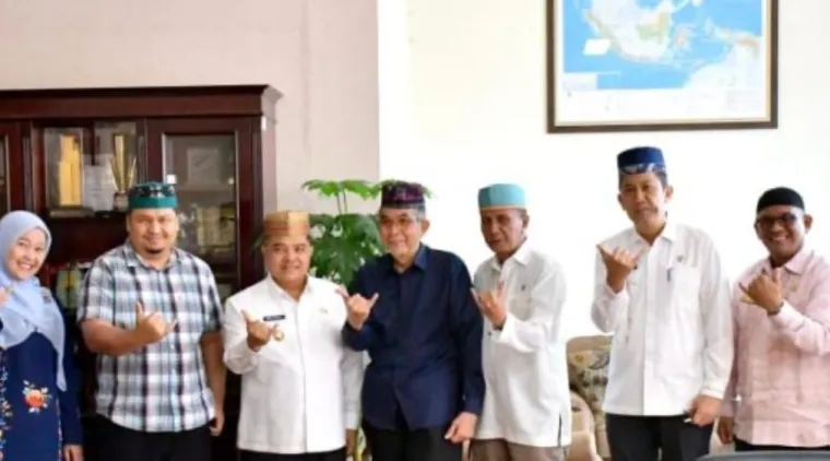 Bupati Benni Warlis hadiri konsultasi dan koordinasi tindak lanjut program Kampung Pengentasan Kemiskinan di Kantor Bappeda Provinsi Sumatera Barat, Kota Padang, Jumat (24/10/2025). (Foto Kominfo)