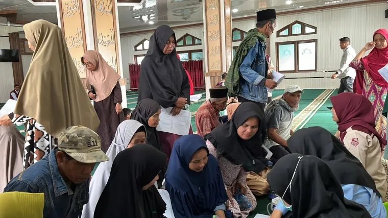 Sejumlah Warga di Jorong Ranah, Nagari Sungai Landia, tengah menunggu antrian dalam kegiatan pemeriksaan kesehatan gratis yang dilaksanakan di Masjid Jamik Ranah, Kamis (23/10/2025). (Foto Bacalahnews)