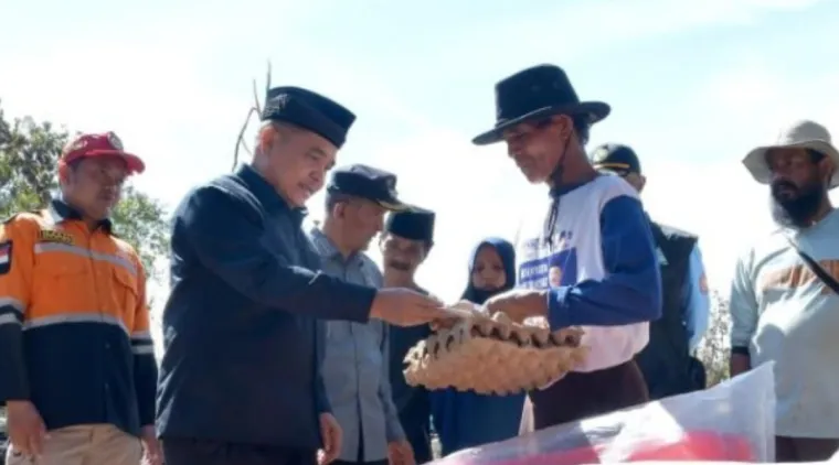 Bupati Agam, Benni Warlis saat menyalurkan bantuan darurat kepada korban kebakaran di Lasi Tua, Kecamatan Canduang, Kabupaten Agam, Sabtu (25/10/2025). (Foto Kominfo)