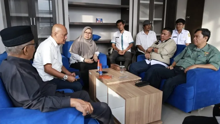 Kadis Takerin Tanah Datar Suhermen menerima kunjungan Kadin Sumbar di IKM Nagari Lawang Mandahiling.