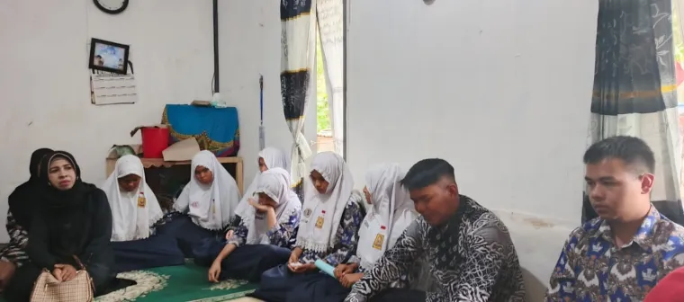 Guru dan Siswa SMPN 1 Baso takziah ke rumah Zaki Anugrah Nabawi pelajar Kelas IX di Jorong Simarasok, Nagari Simarasok, Kecamatan Baso, Kamis (16/10/2025). (Foto Yaman)