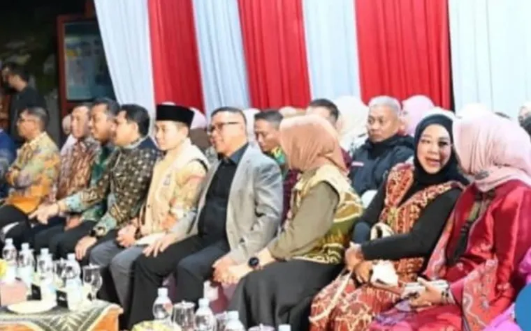 Wali Kota Bukittinggi, Ramlan Nurmatias resmi buka Ngarai Sianok Festival. Pembukaan dilaksanakan di parkiran Ngarai Sianok Janjang 1000, Sabtu (24/10/2025).