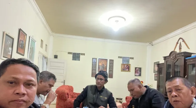 Ketua Syarikat Islam Kota Bukittinggi, Tuanku Rismaidi bersama wartawan. (Foto istimewa)