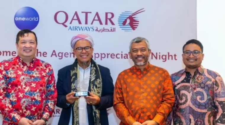 KH Zulkifli Ahmad Jundim diapit petinggi Qatar Airways.
