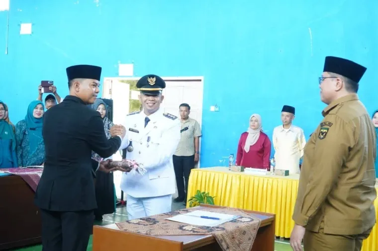 Wabup Ahmad Fadly menyaksikan Sertijab Camat Tanjung Emas