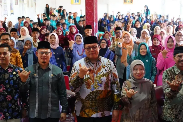 Wakil Bupati Tanah Datar Ahmad Fadly meluncurkan dua sekolah sebagai sekolah binaan Bundo Kanduang Kabupaten Tanah Datar
