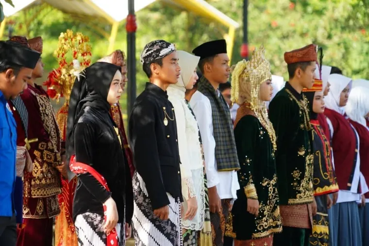 Peserta Upacara Peringatan Hari Sumpah Pemuda ke-97 di Lapangan Cindua Mato Batusangkar memakai pakaian adat nusantara.