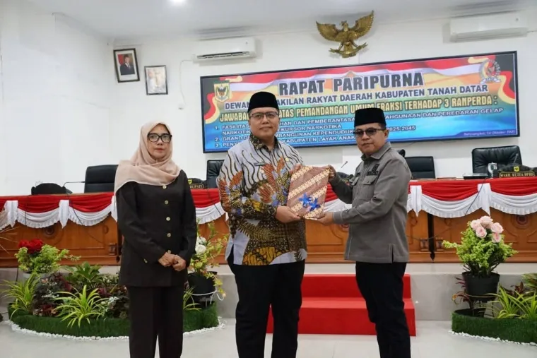 Wabup Ahmad Fadly menyerahkan jawaban atas tanggapan fraksi DPRD terkait tiga ranperda