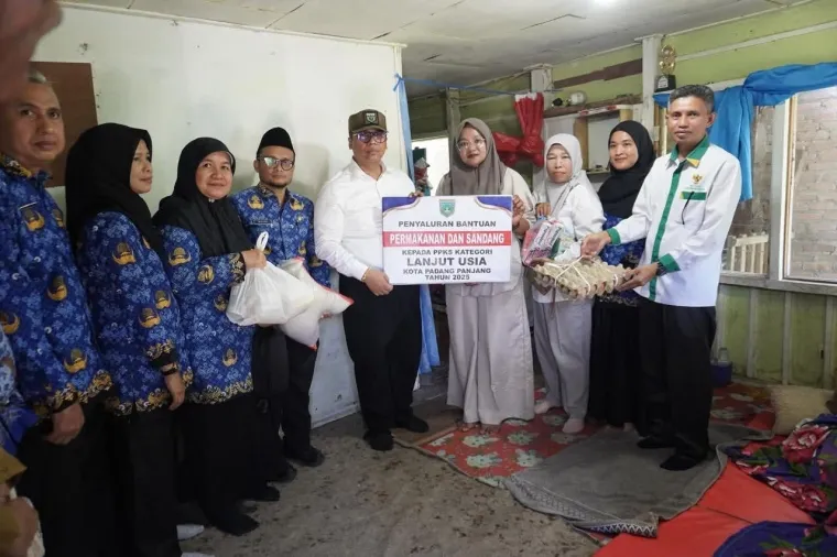 Wako Hendri Arnis saat menyalurkan bantuan permakanan dan sandang bagi Penerima Pelayanan Kesejahteraan Sosial (PPKS) kategori lanjut usia (lansia) dan penyandang disabilitas, Selasa (28/10/2025). (Foto Kominfo)