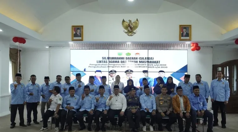 Wali Kota Hendri Arnis Kukuhkan FKUB dan AGPAI Periode 2025--2030 di Pendopo Rumah Dinas Wali Kota, Rabu (15/10/2025).