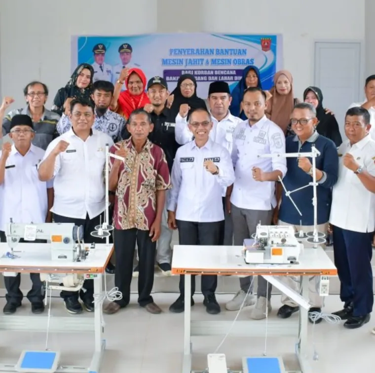 Warga Terdampak Bencana Lahar Dingin Gunung Marapi Dapat Bantuan Mesin Jahit