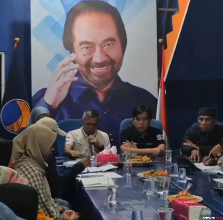 Ketua DPD Partai NasDem Kota Bukittinggi, H Zulhamdi Nova Candra IB saat rapat bersama jajaran pengurus. Dok