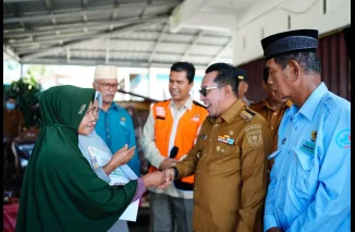 Bupati Tanah Datar Serahkan Bantuan Korban Angin Puting Beliung Nagari Salimpaung
